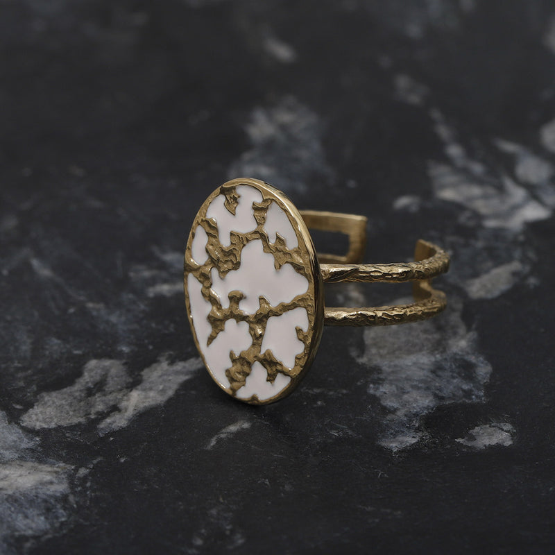 Large ring Ourea